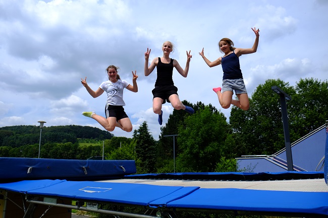 Symbolbild, Schüler auf dem Trampolin beim Luftsprung